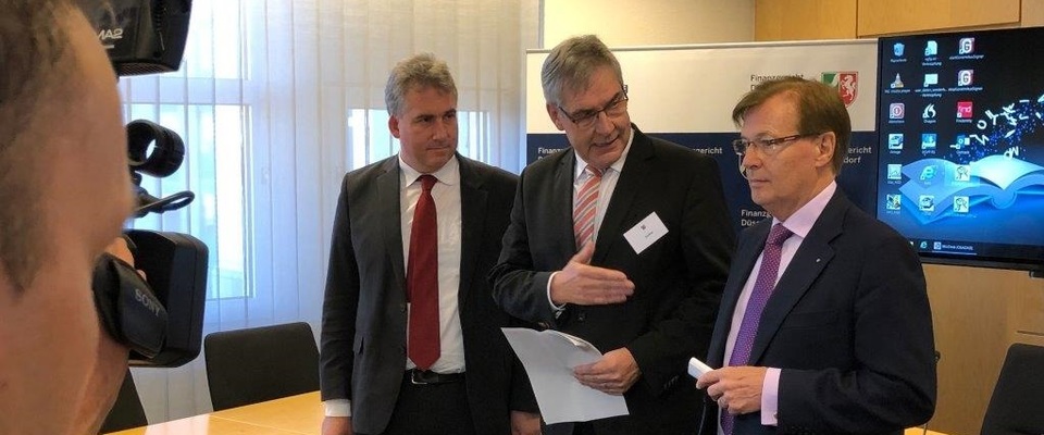 v.l.n.r.: Staatssekretär Dirk Wedel, Präsident des Finanzgerichts Düsseldorf Harald Junker, Minister der Justiz Peter Biesenbach