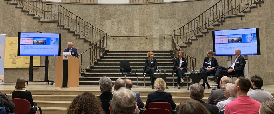 Herr Scharpenberg am Rednerpult, rechts daneben sitzend (von links nach rechts: Frau Klomp, Frau Schneider, Frau Herget, Herr Dr. Valentin