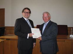 Herr Scharpenberg und Herr Dr. Fumi bei der Urkundenübergabe Herr Scharpenberg und Herr Dr. Fumi bei der Urkundenübergabe