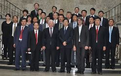 Delegation aus der chinesischen Provinz Heilongjiang mit dem Präsidenten  (vordere Reihe, 3. von links) und dem Pressesprecher (vordere Reihe, 5. von links) des Finanzgerichts Köln