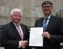 Herr Scharpenberg und Herr Dr. Hoffmann mit Urkunde Herr Scharpenberg und Herr Dr. Hoffmann mit Urkunde