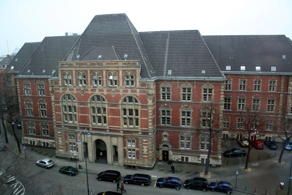 Gerichtsgebäude Appellhofplatz, Rückseite (864 x 576 Pixel)